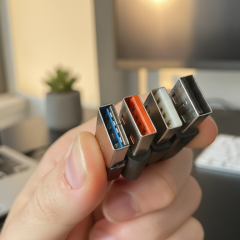 Фіолетові USB-порти не забезпечують швидку зарядку