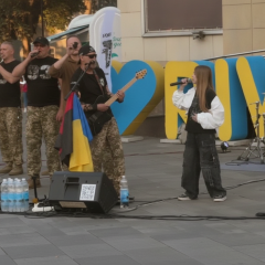 Дівчинка з Рівного співає з оркестром