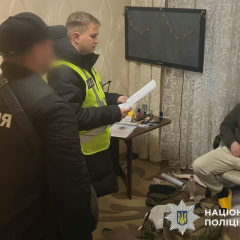 Мужчина в куртке украл деньги