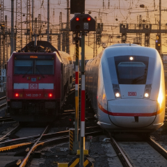 Поезда Deutsche Bahn стоят на рельсах