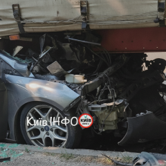 Легковик в'їхав під фуру у Києві