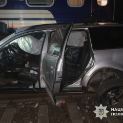 Train collided with car due to ignoring traffic lights