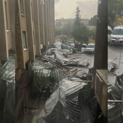 Негода снесла крышу административного здания во Львове