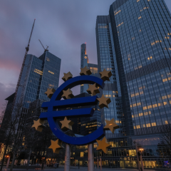 Логотип Euroclear на фоне здания в Брюсселе