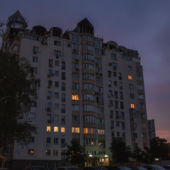 Вогонь на верхніх поверхах будинку