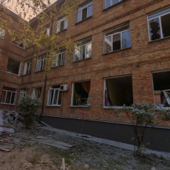 Поврежденные школы и детские сады ночью
