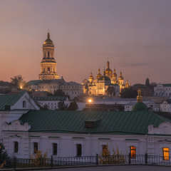 До Києво-Печерської лаври закликають на толоку після обстрілу