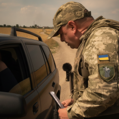 Толпа разбила автомобили на ТЦК
