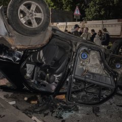 Во Львове толпа опрокинула автомобиль военкомата из-за мобилизации