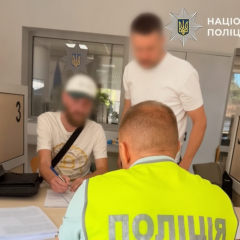 Собака на балконі у спеку
