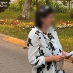 Изображение новорожденного на фоне денег
