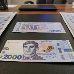 2000 грн з неліцензійним шрифтом росіянки