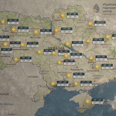 Темно-синяя облака и молнии над городом