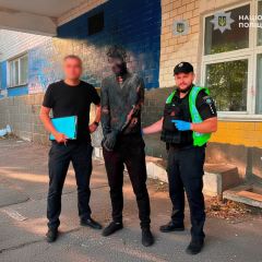Чоловік у бочці зі смолою