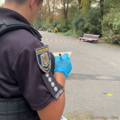 Чоловік стріляє по поліцейських
