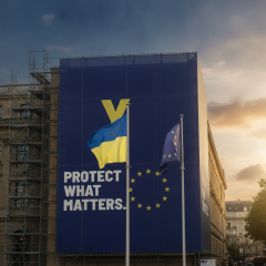 У українському прапорі біля Єврокомісії