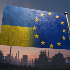 Логотип Еврокомиссии и флаг Украины