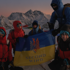 Два ветерана з ампутаціями на вершині Mera Peak