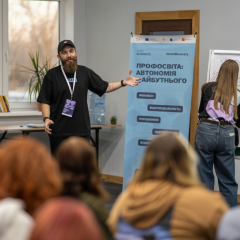 Група студентів готується до занять