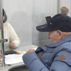 Люди працюють на більше років
