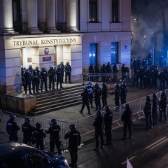 Протести в Варшаві, люди з плакатами
