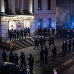 Polish President Navrocki Calls Emergency Talks Amid Forceful Seizure of Constitutional Tribunal