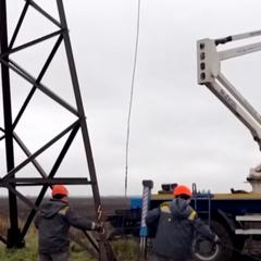 Російський військовий літак над електростанцією