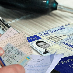 Автомобіль на дорозі з трьома відмітками у правах