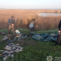 Рибалка з вудкою та уловом