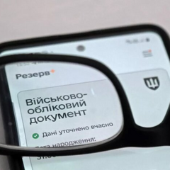 Молодий чоловік робить записи в графістафеті
