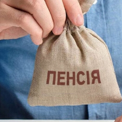 Пожилая женщина получает пенсию в банкнотах