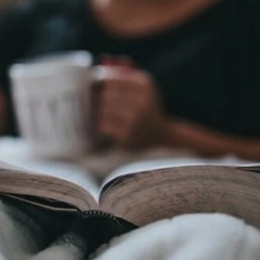 Модная молодежь обсуждает новые книги