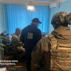 Инструктор ТЦК обучает бойцов медицинской помощи