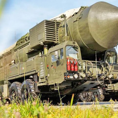 Український військовий унищожує об'єкт на території Росії