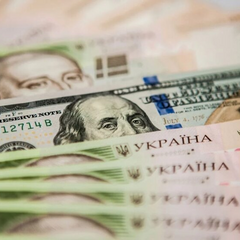 Политик с микрофоном говорит на конференции