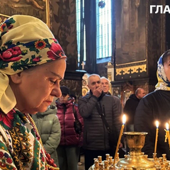 Свічка на іконі у храмі