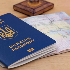 Человек со старым украинским паспортом