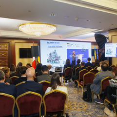 Люди підписують меморандум на конференції