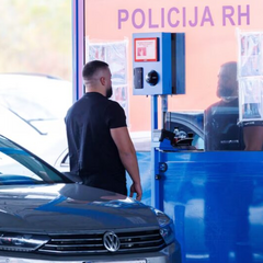 Пассажиры и водитель выходят из авто на границах