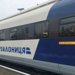 Потяги Укрзалізниці на залізничній станції