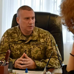 Фото військового у формі за гратами