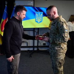 Зеленський нагороджує героїв-прикордонників Херсона