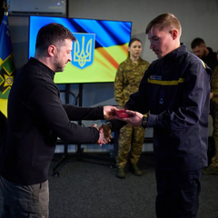 Зеленский наградил спасателей Херсона госнаградой
