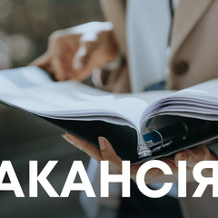 Лупа з вакансіями на синьому фоні