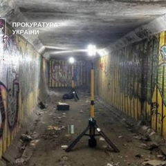 Чоловік у камері в’язниці