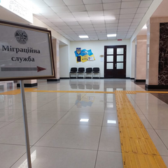 Людина з візуальним обмеженням використовує спеціальні пристрої