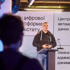 Люди в офисе сотрудничают за столом