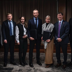 Логотип Mastercard на фоне украинского флага