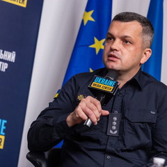 Касетні елементи від дронів на столі