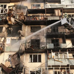 Пожар в Киеве: спасатель тушил квартиру